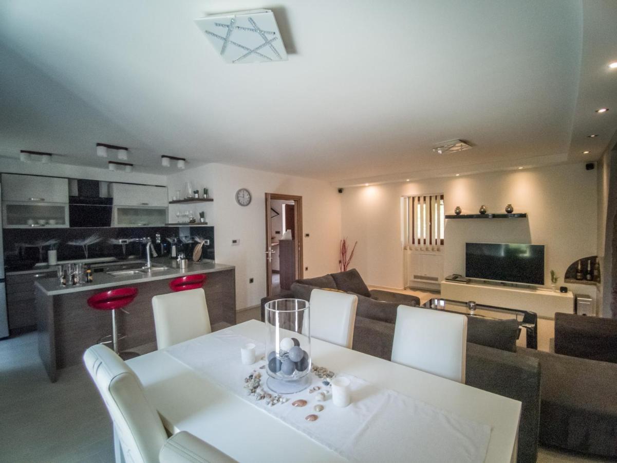 Holiday House Tos-Vila With Heated Pool Vrbnik Extérieur photo