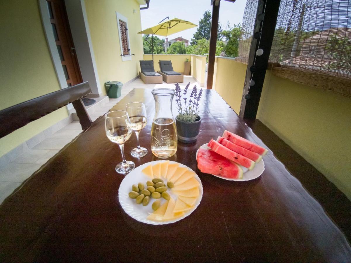 Holiday House Tos-Vila With Heated Pool Vrbnik Extérieur photo
